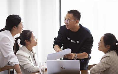 團(tuán)隊(duì)會(huì)議討論